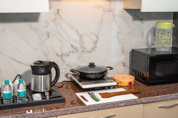 the lodgers luxury hotel near golf course road gurgaon