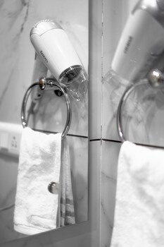 the lodgers luxury hotel near golf course road gurgaon