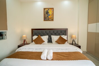 the lodgers luxury hotel near golf course road gurgaon