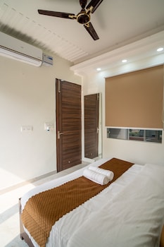 the lodgers luxury hotel near golf course road gurgaon