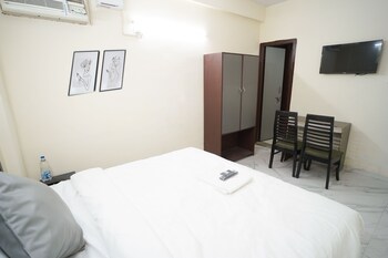 roomshala 034 grihum noida sector 63
