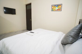 roomshala 034 grihum noida sector 63