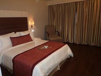 mahagun sarovar portico suites