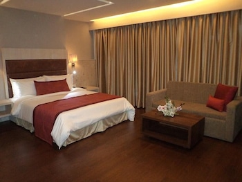 mahagun sarovar portico suites