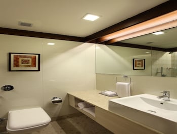 mahagun sarovar portico suites
