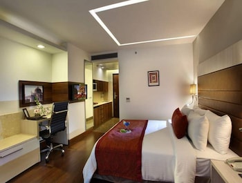 mahagun sarovar portico suites