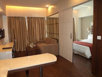 mahagun sarovar portico suites