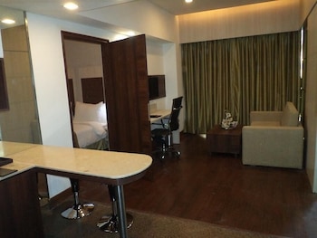 mahagun sarovar portico suites