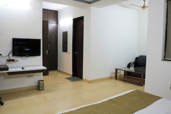 vinayak stay sector 43