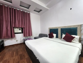 hotel grand central near karolbagh metro