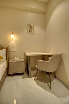 staybird capital business hotel magarpatta city