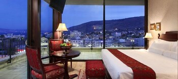 room-image