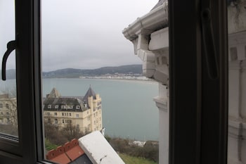 room-image