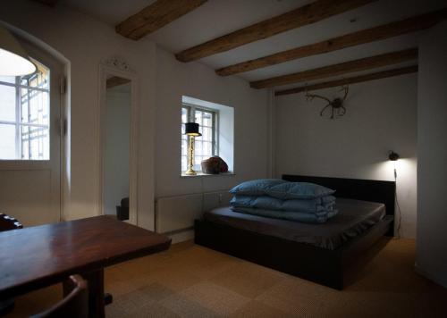 room-image