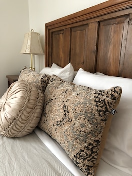 room-image