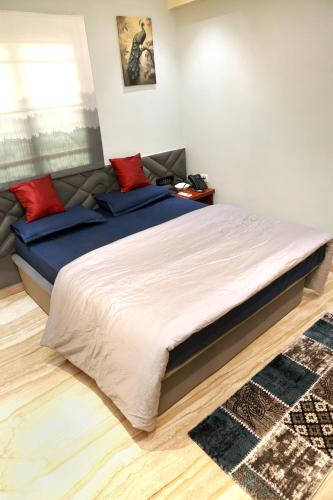 room-image