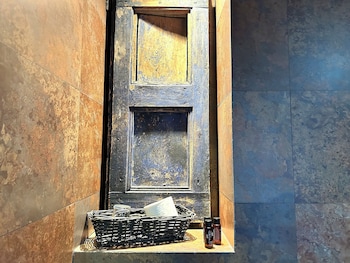 room-image