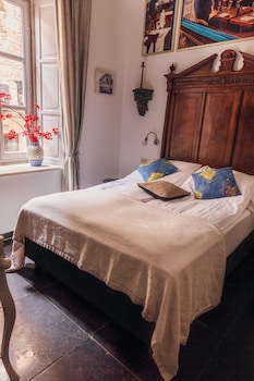 room-image