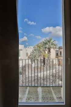 room-image
