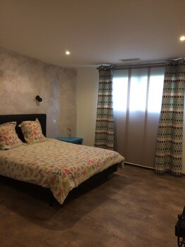 room-image