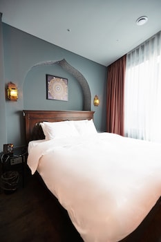 room-image