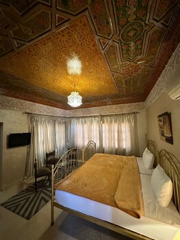 room-image