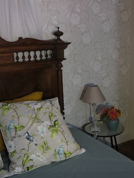 room-image
