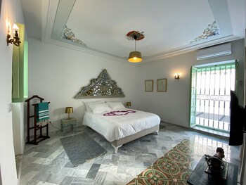 room-image