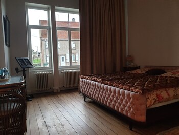 room-image