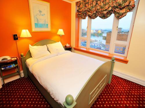 room-image