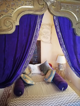 room-image