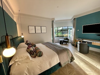 room-image